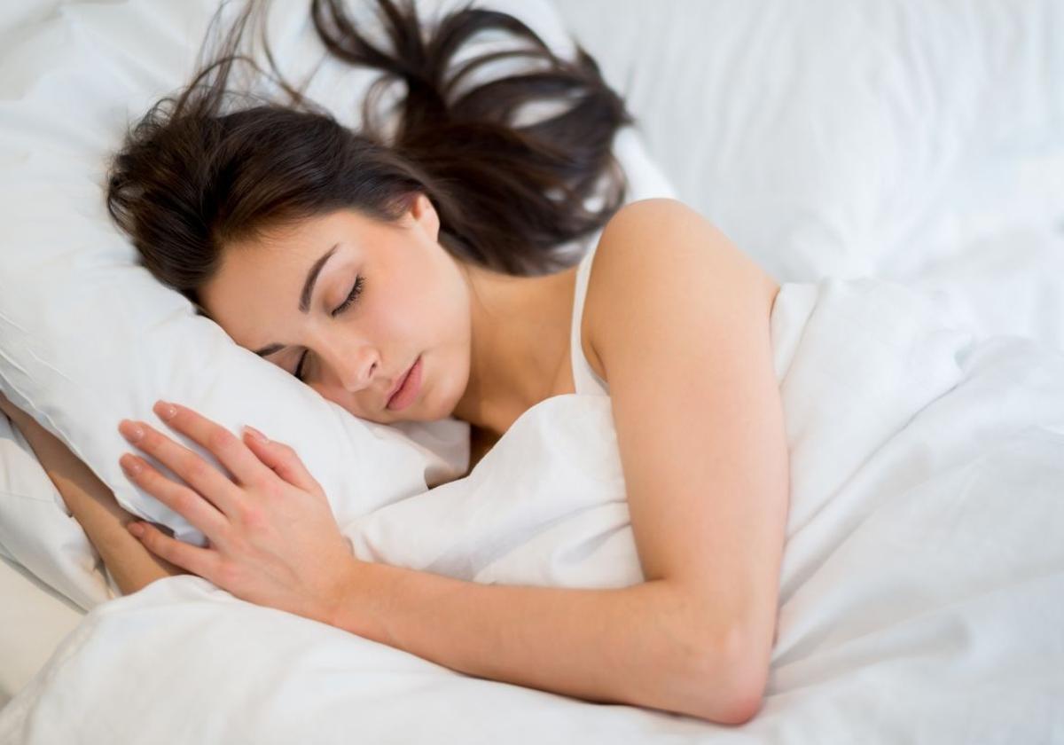 Los motivos por los que «no se debe dormir nunca del lado derecho», según una doctora