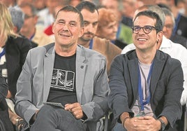 Arnaldo Otegi y Pello Otxandiano, en la conferencia de EH Bildu celebrada en Tabakalera en 2024.