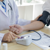 La advertencia de una cardióloga sobre la hipertensión: «Lo veo cada día en consulta y no debe hacerse»