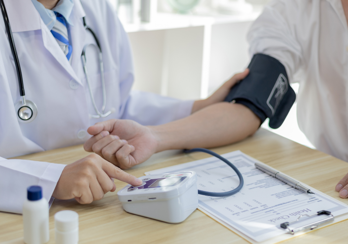 La advertencia de una cardióloga sobre la hipertensión: «Lo veo cada día en consulta y no debe hacerse»