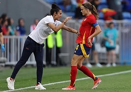 Montse Tomé da indicaciones a Irene Paredes en un encuentro de la selección