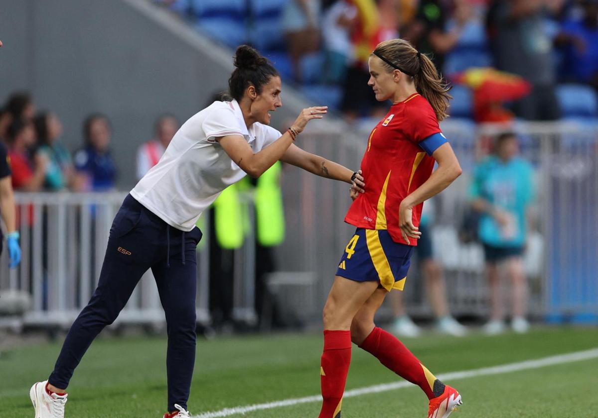 Montse Tomé da indicaciones a Irene Paredes en un encuentro de la selección