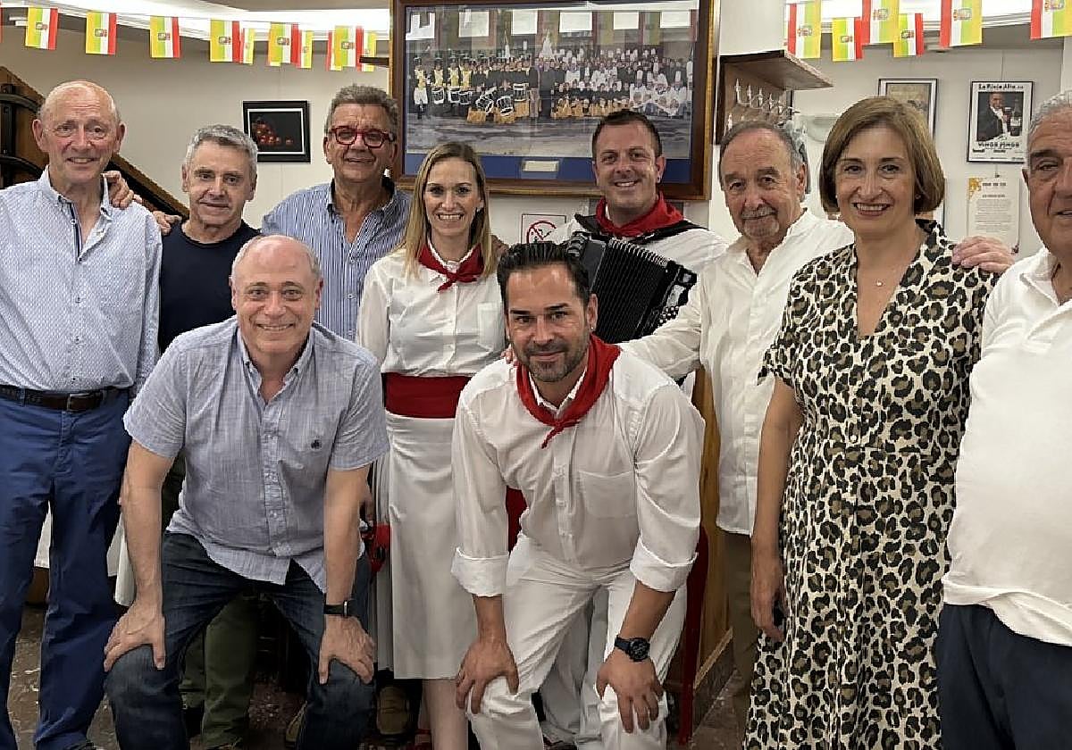 La junta directiva de la Casa de La Rioja posa con los componentes de Voces Riberas.