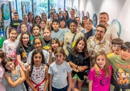 A la inauguración de la exposición acudieron representantes municipales, alumnos y sus familiares.