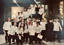 Alumnos recién graduados, profesores y el propio Karlos Arguiñano en el acto de fin de curso.