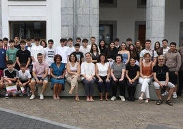 El alumnado que ha creado las webs junto a representantes de las entidades implicadas en la iniciativa.