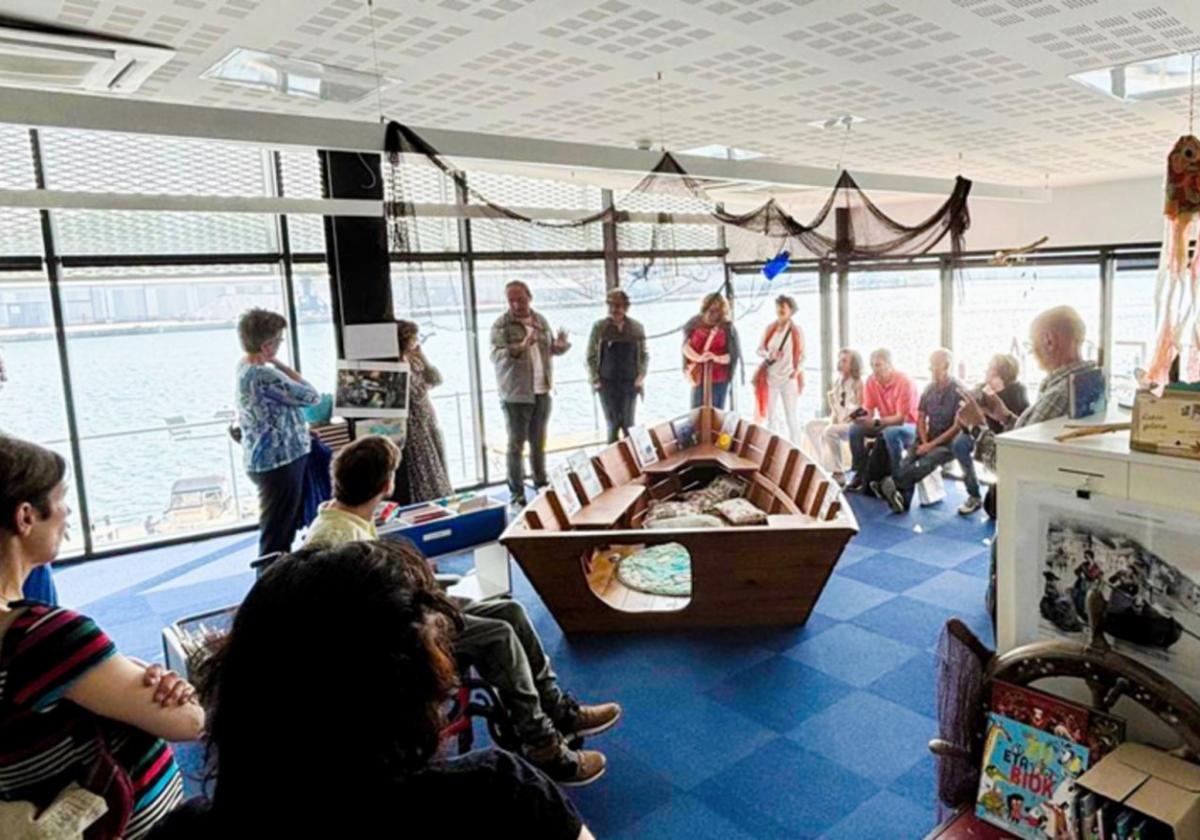 Un momento de la intervención del concejal Aitor Brion durante el acto celebrado en la biblioteca Ubera.