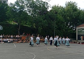 Dantzariak futbito zelaian, aurtengo emanaldian.