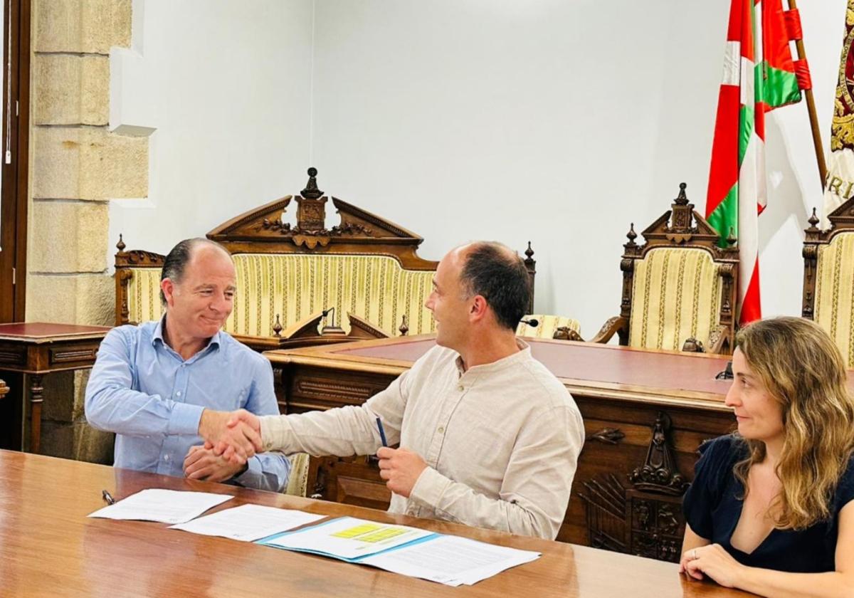 Gorka Aranegui, de Residencial Montañenea, y el alcalde Igor Enparan firmaron el acuerdo.