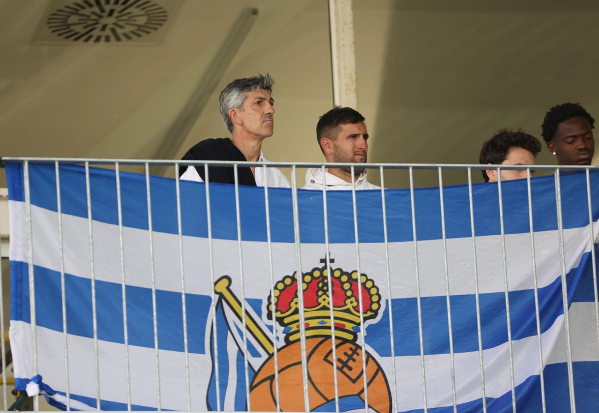 Imanol, junto al técnico y exjugador Juan Domínguez, en el partido del Sanse jugado en Zubieta.