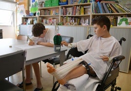 Dos niños convalecientes del Hospital Donostia, ayer en el aula pediátrica del centro médico de la capital guipuzcoana.