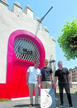 Arakistain, Arambarri y Soraluze, con el cartel, portada del libro.