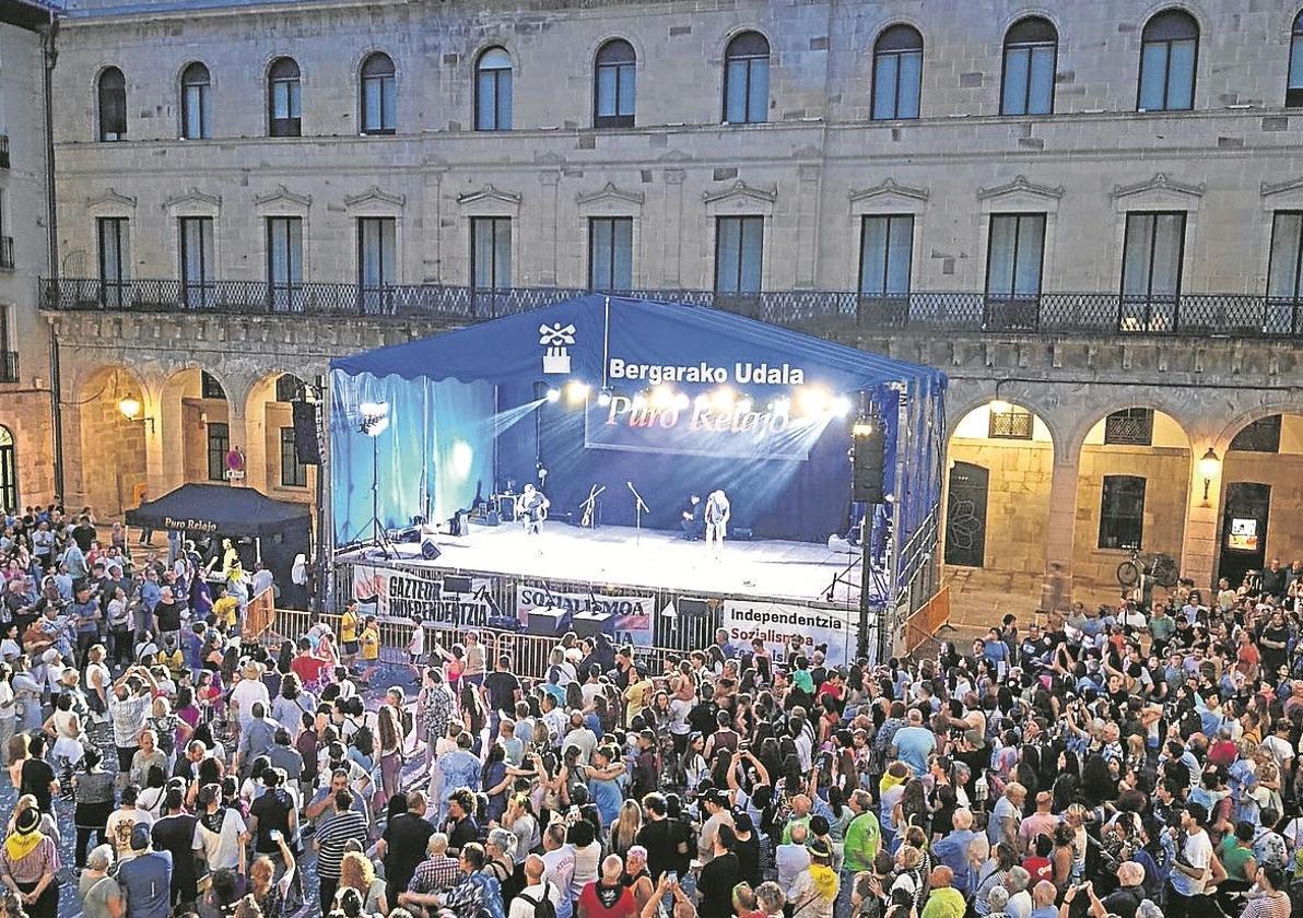 Después de bailar y cantar con Puro Relajo participaron en el adiós.