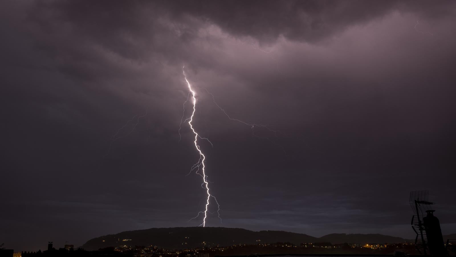 Una rayo cae en San Sebastián