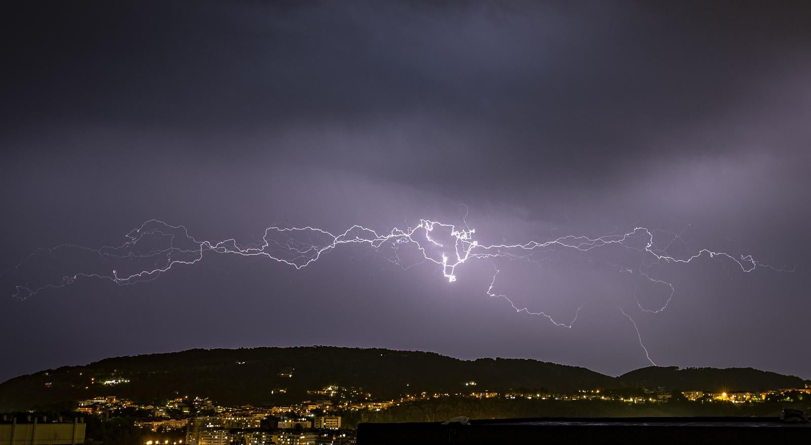 Espectacular descarga eléctrica sobre San Sebastián.