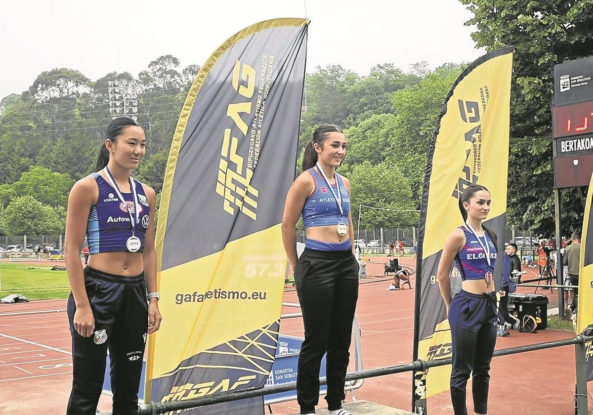 Elene Arrazola (centro), campeona de Gipuzkoa en 100m en Anoeta.