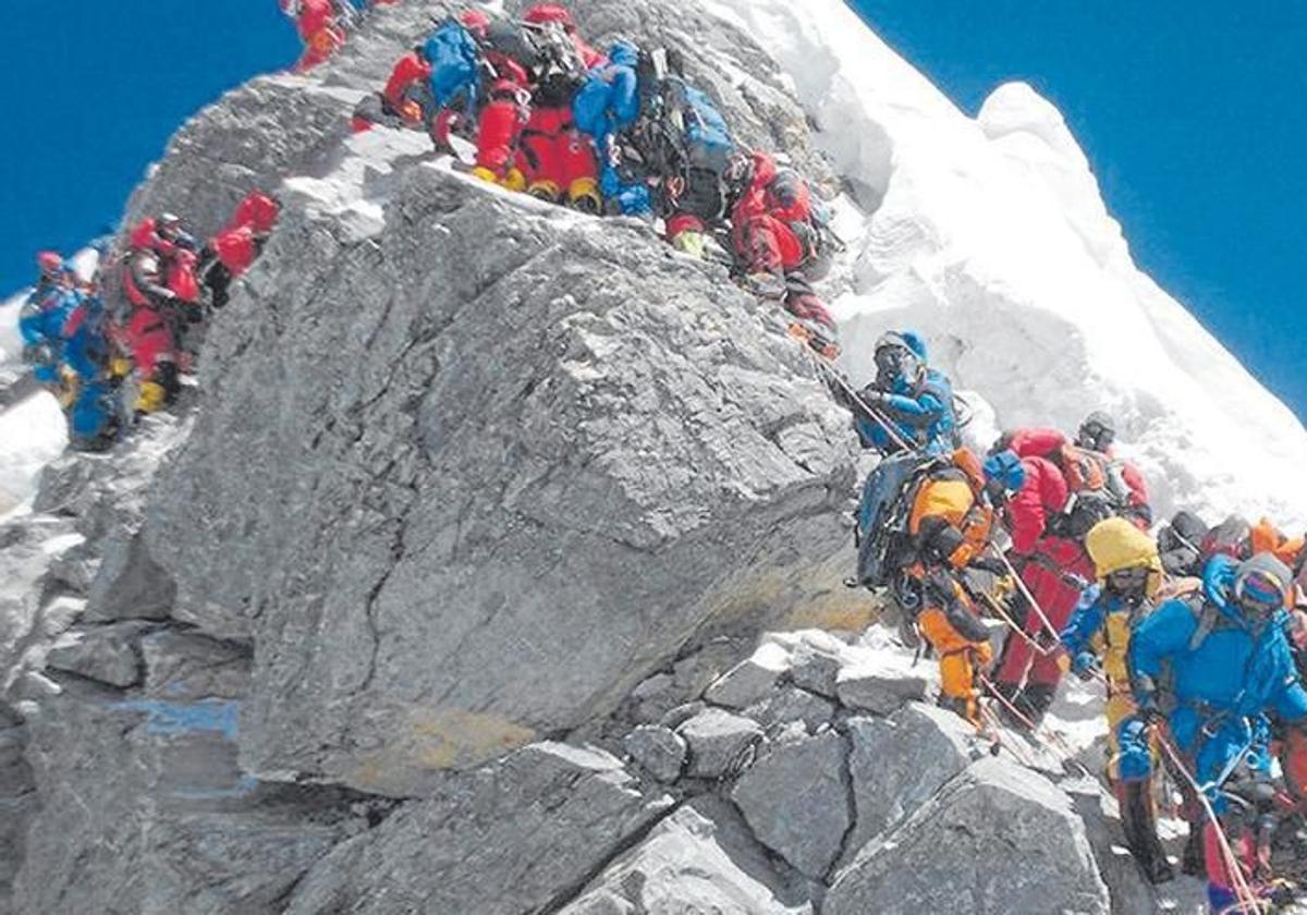 Las colas de personas para ascender al Everest se repiten un año más.