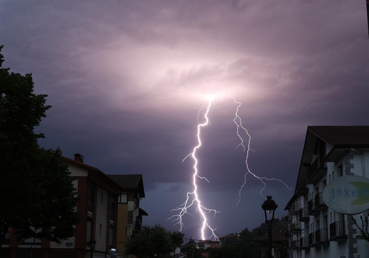 Espectacular tormenta eléctrica en Gipuzkoa