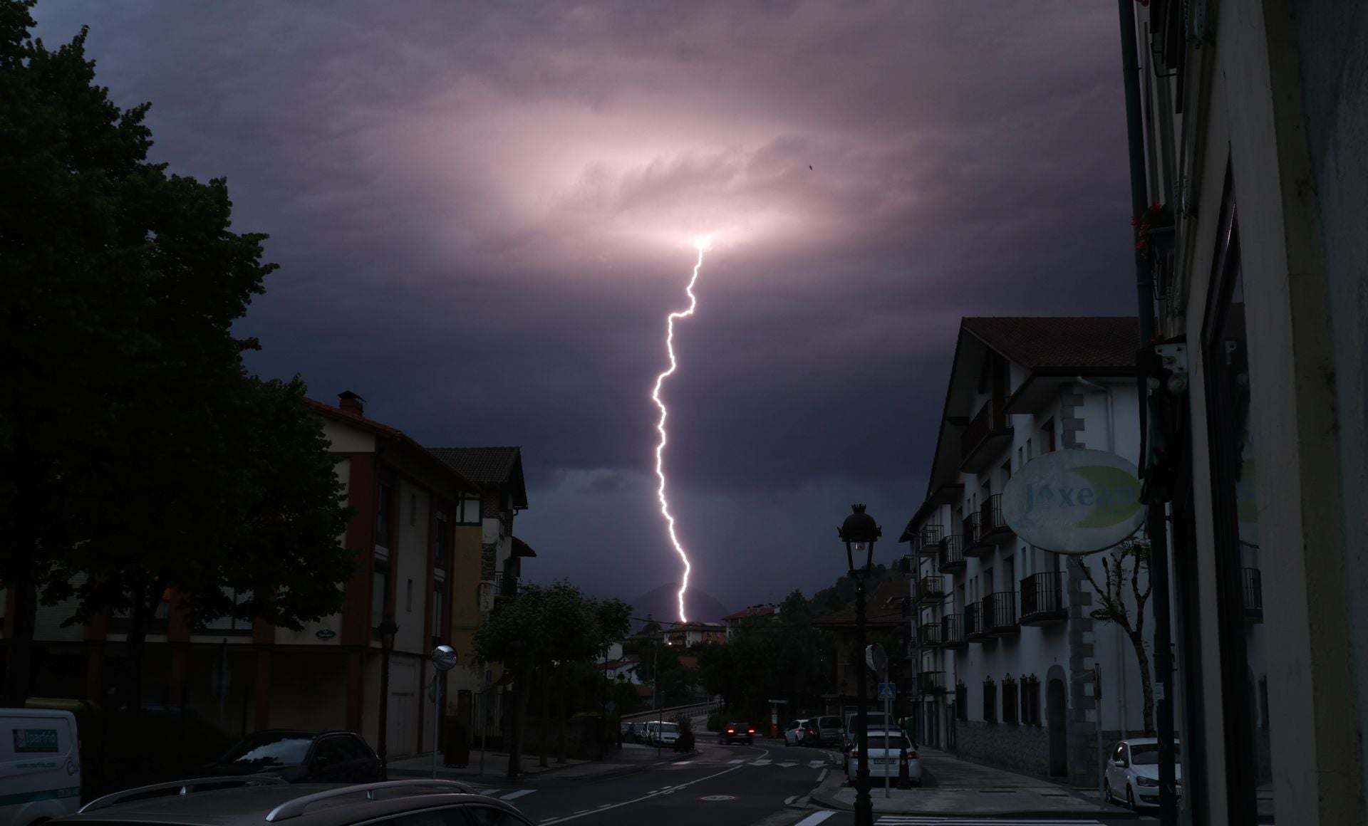 Tornenta eléctrica en Irura, anoche. 