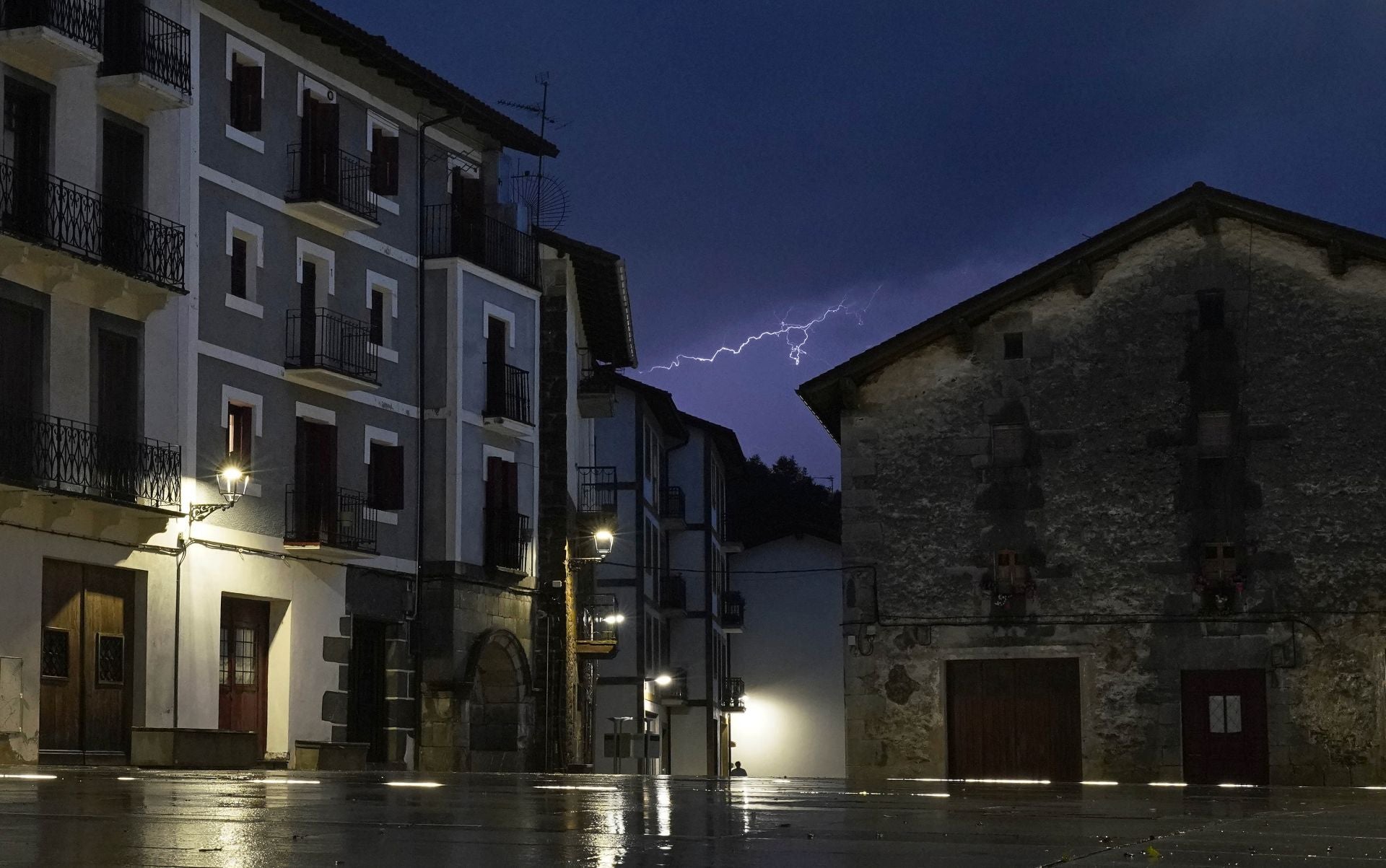 Los rayos caen sobre Berastegi.