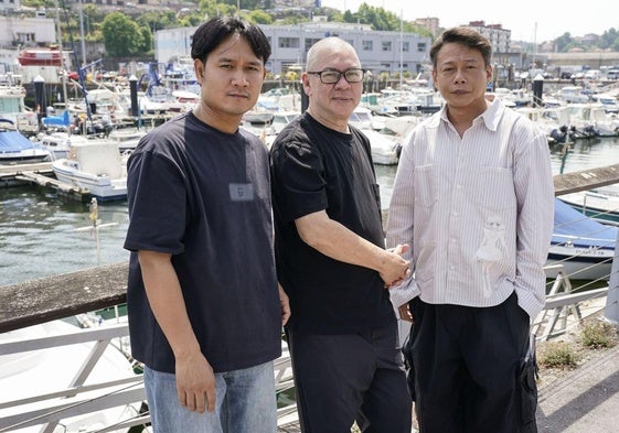 Tsai Ming-Liang, en el centro, junto a los actores Anong Hounheuangsy y Lee Kang-Sheng, en Trintxerpe.