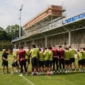 Los jugadores del Sanse hacen un pasillo a un compañero. antes de empezar el entrenamiento.