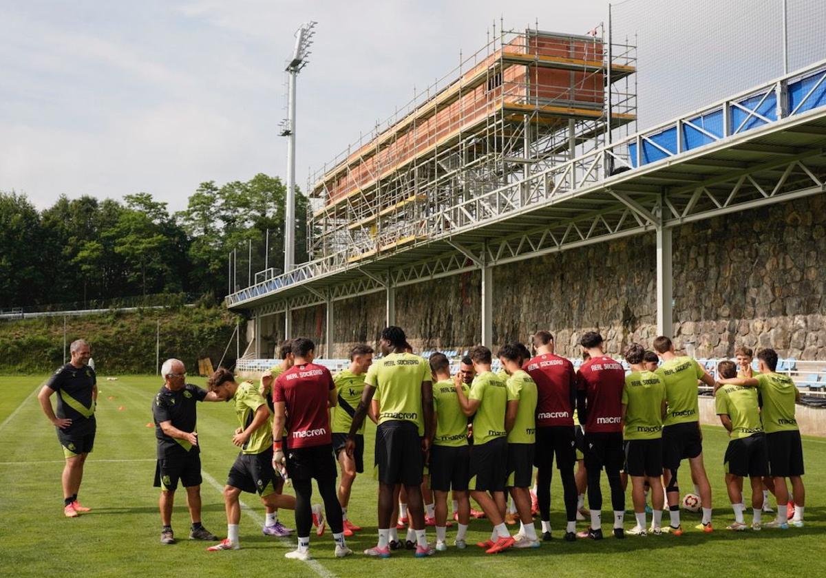 Los jugadores del Sanse hacen un pasillo a un compañero. antes de empezar el entrenamiento.