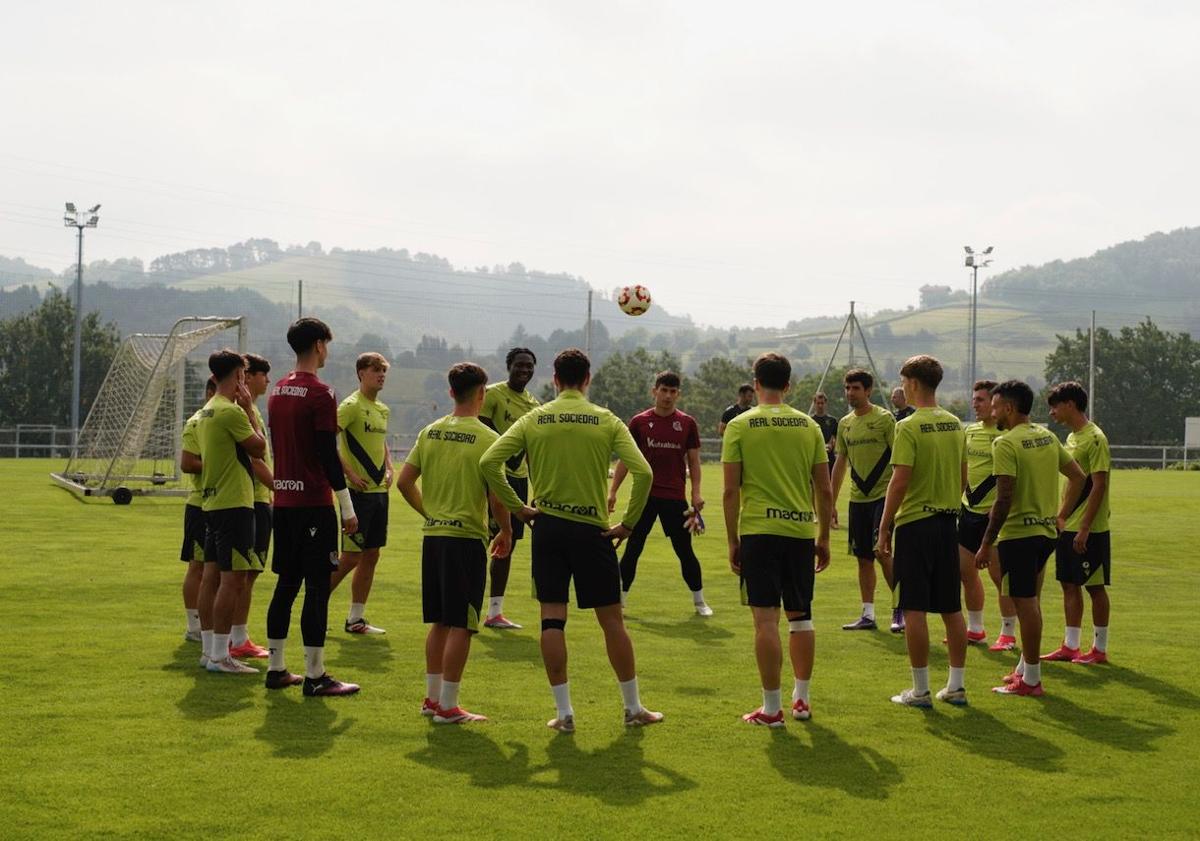 Imagen principal - El Sanse, a las órdenes de Josu Rivas e Imanol Agirretxe, ha preparado el partido ante el Nàstic durante el entrenamiento celebrado en el Z6