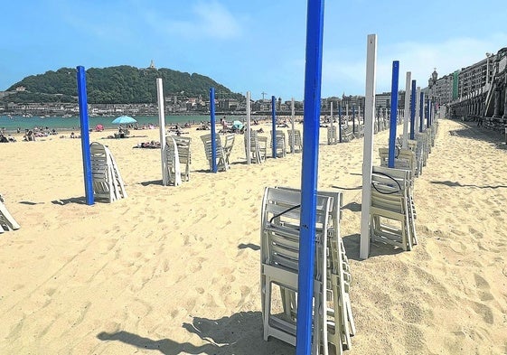 Los parasoles de las tres playas se han ido colocando en los últimos días y ya están listos para el comienzo oficial de la temporada, que será este domingo. Será un verano distinto porque este servicio se va a mantener hasta el 30 de septiembre, cuando hasta ahora finalizaba el día 15 de ese mes.