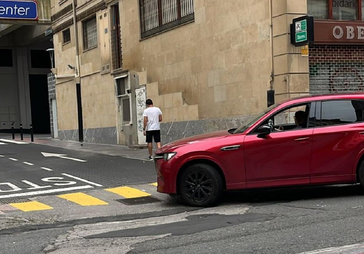 El continuo trasiego de camiones hacia la urbanización de Errrekatxu ha causado daños en Bidebarrieta.