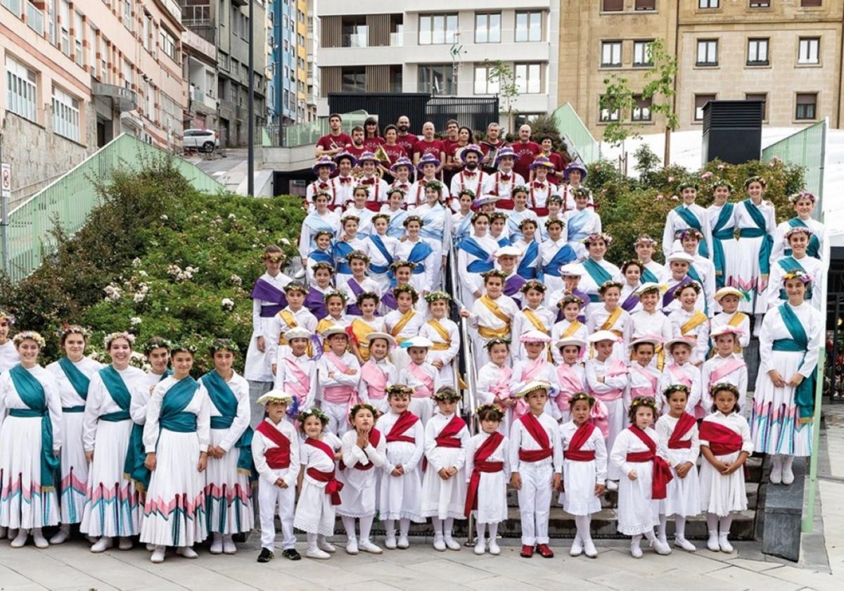 El grupo de danza Kezka con todos sus componentes reunidos.