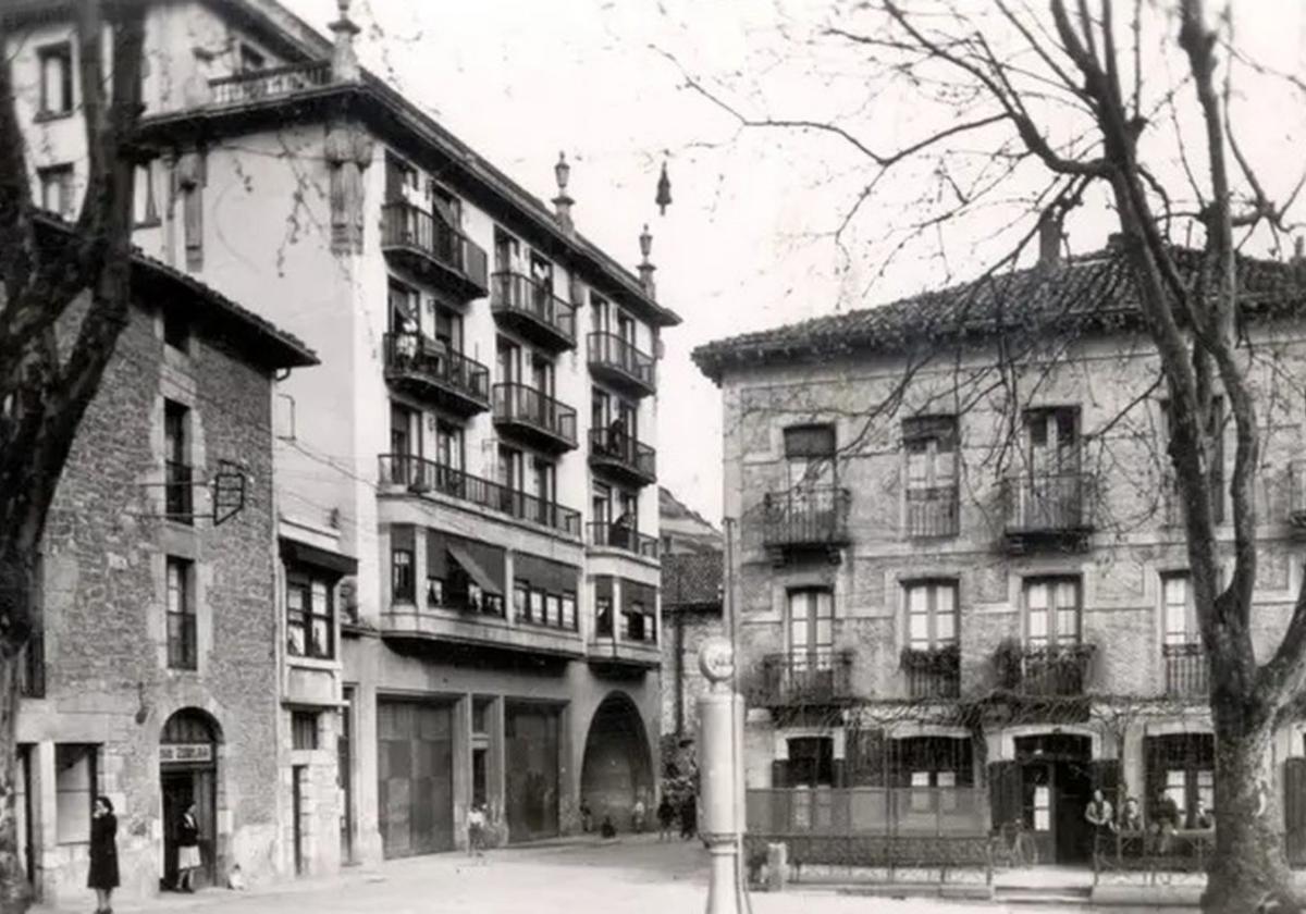 Una imagen de San Antonio de los 50 con la mítica gasolinera y La Parra ilustra el programa.