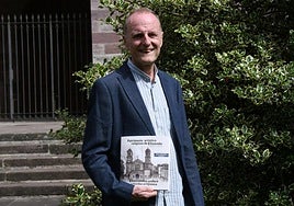 Pello Fernández Oyaregui con su última obra sobre el patrimonio artístico religioso de Elizondo.