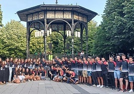 40 arraunlariz osatutako talde sendoarekin lehiatuko da aurten itsasoan herriko taldea.