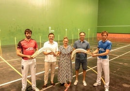 Remontistas, representantes municipales y de la empresa Oriamendi en la presentación en Michelín.
