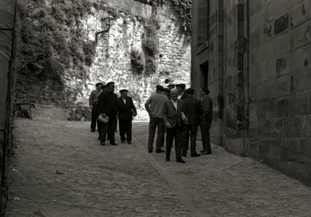 Esperando el funicular. Ah, no, que hay que seguir subiendo andando.