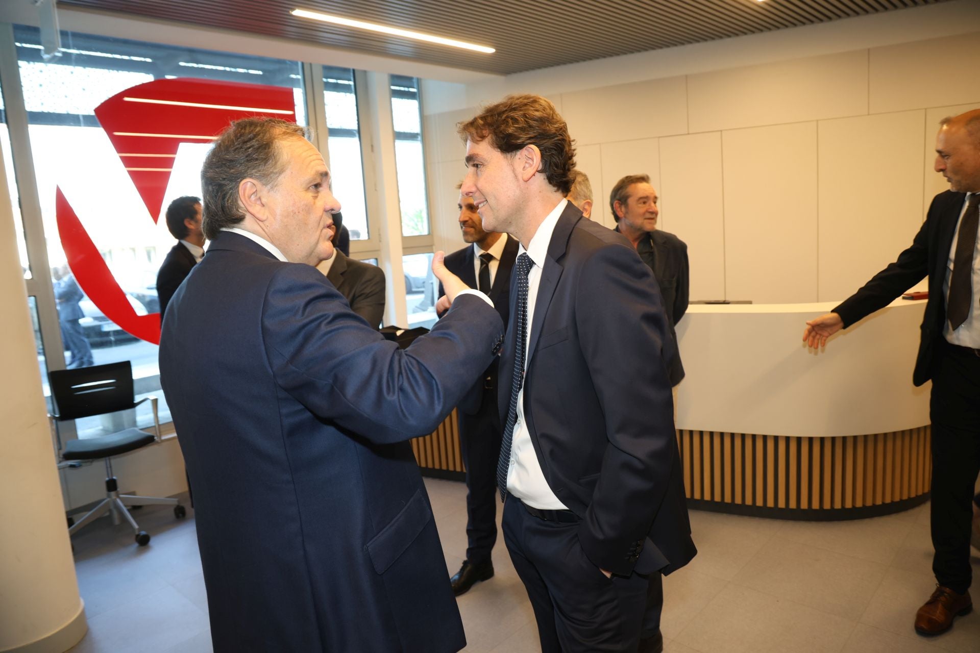 Jokin Aperribay (presidente de la Real Sociedad) saluda al director de El Diario Vasco, David Taberna.