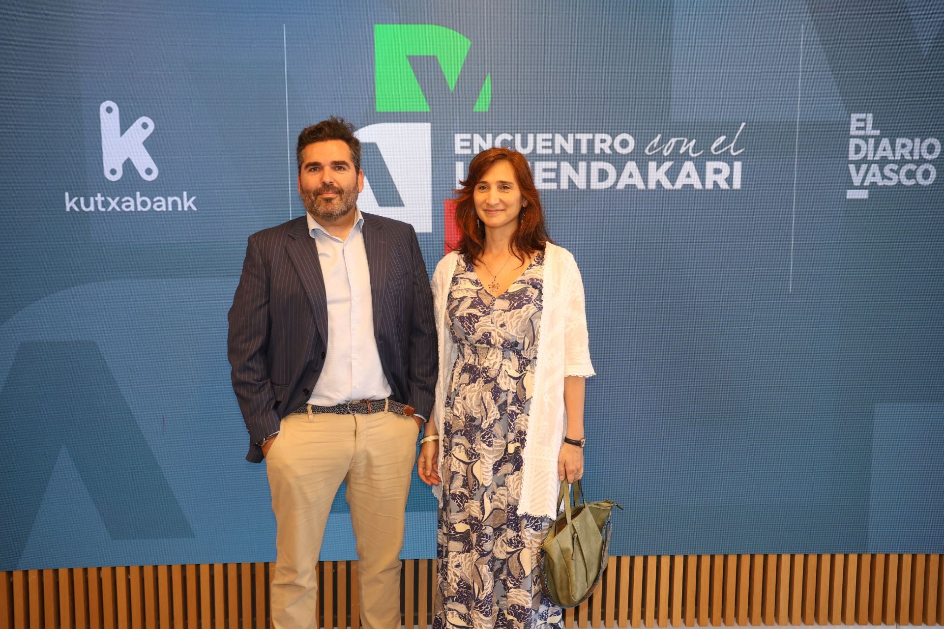 Miren Echeveste junto a Victor Lasa de Elkarrekin Podemos.