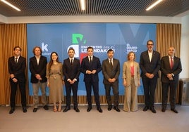 El lehendakari junto a cargos directivos de El Diario Vasco y representantes institucionales vascos.