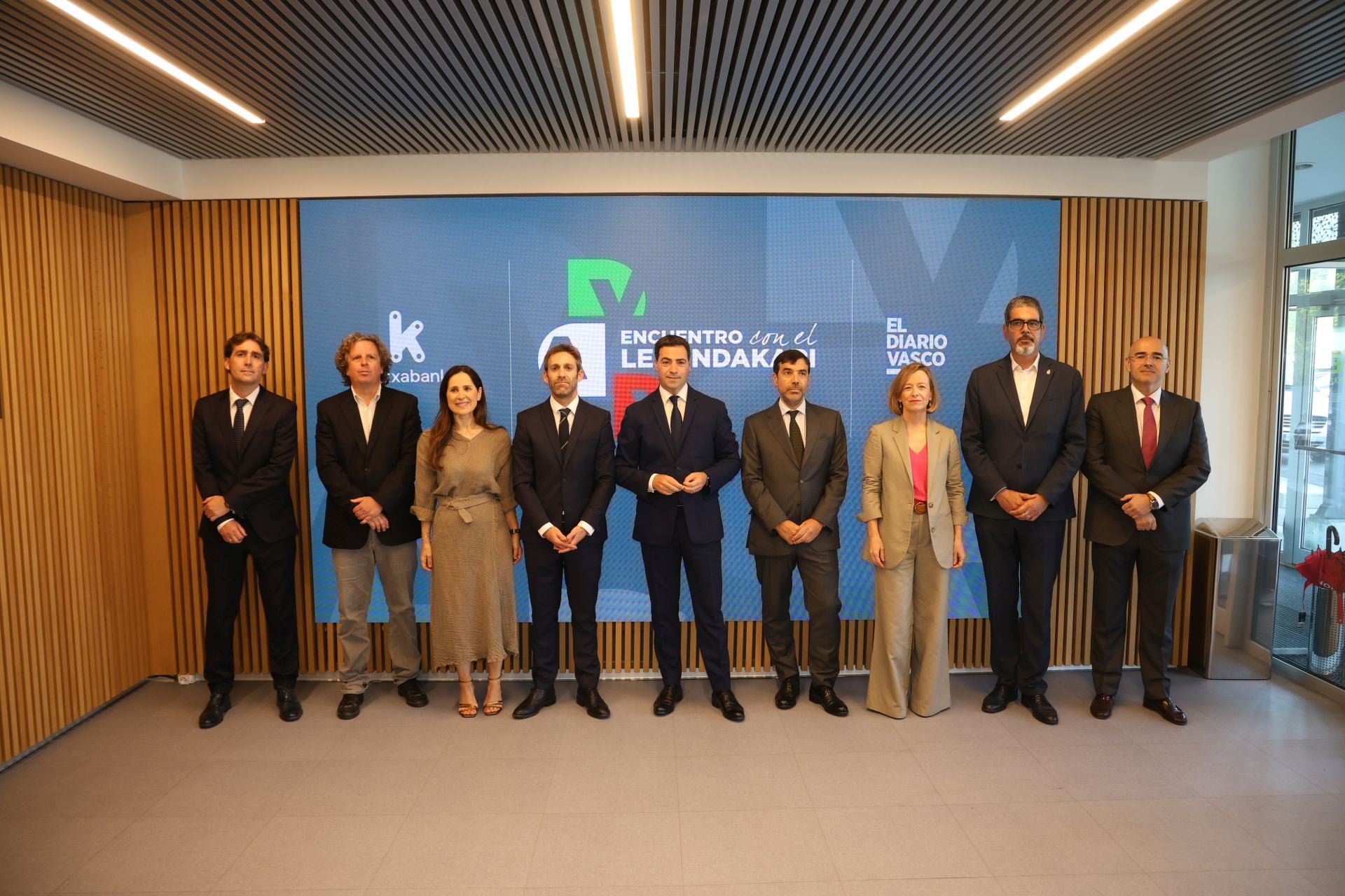 David Taberna (director de El Diario Vasco), Xabier Ezeizabarrena (presidente de las Juntas Generales de Gipuzkoa), Bakartxo Tejeria (presidenta del Parlamento Vasco), Iñigo Martín (director general de El Diario Vasco), Imanol Pradales (lehendakari), Antón Arriola (presidente de Kutxabank), Eider Mendoza (diputada general de Gipuzkoa), Eneko Goia (alcalde de San Sebastián) y Eduardo Ruiz de Gordejuela (consejero delegado CEO y presidente de Fineco. Kutxabank ).
