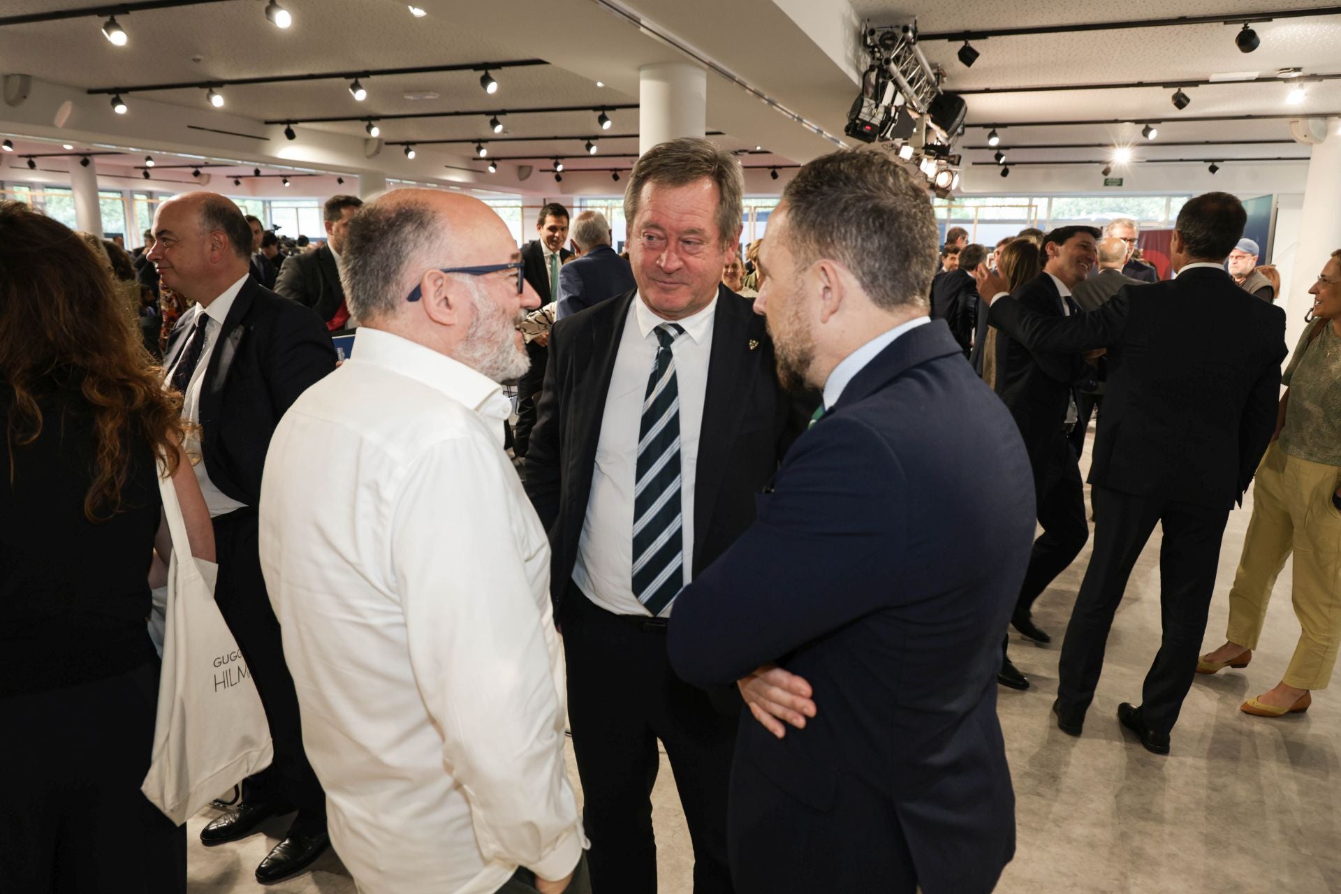 El director del Zinemaldia, José Luis Rebordinos, charla con los consejeros Bingen Zupiria y Denis Itxaso.