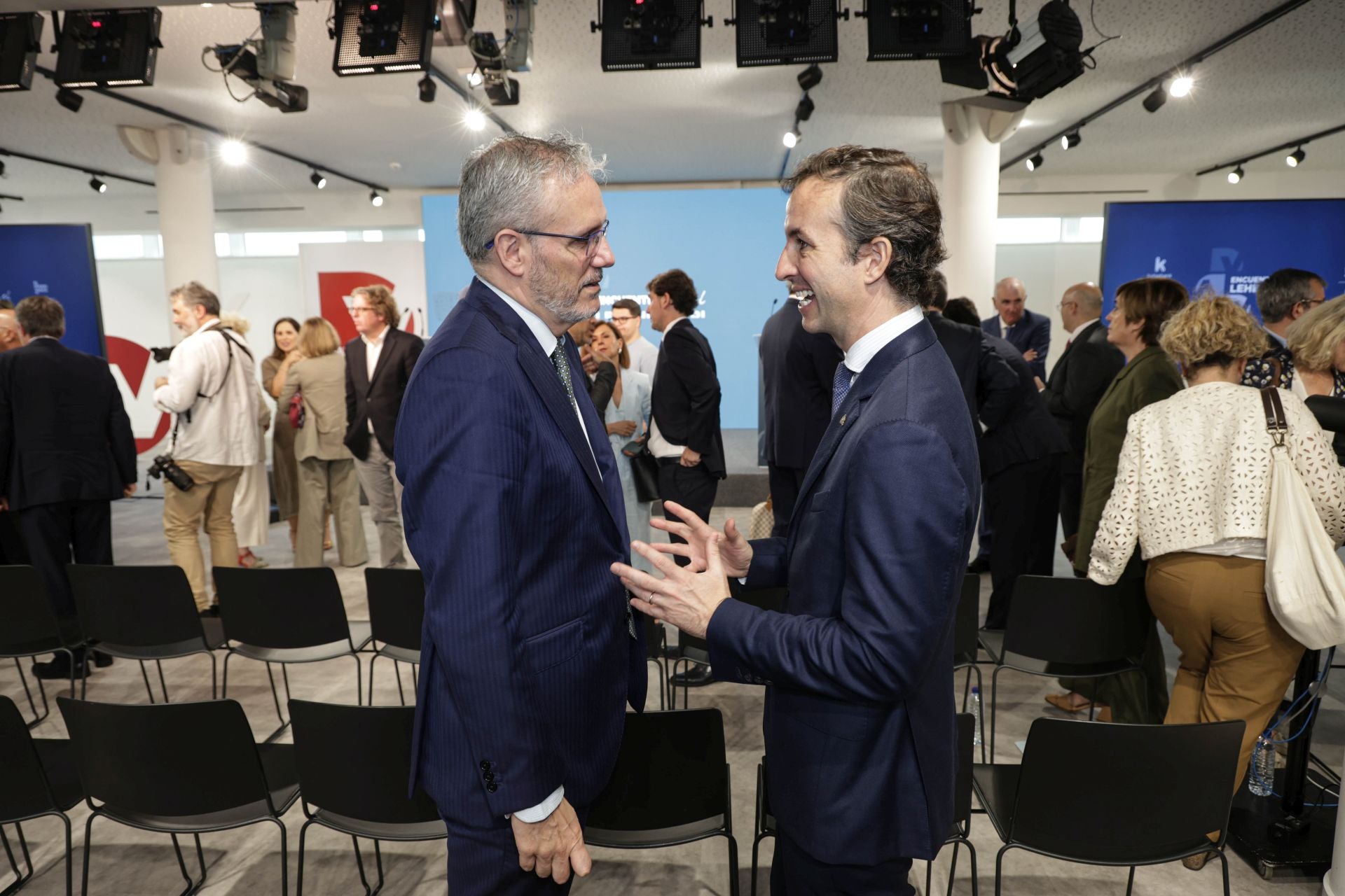 Iñigo Barrenetxea (director general de Negocio Editorial de Vocento) habla con Rafael González (director general del Hotel María Cristina).