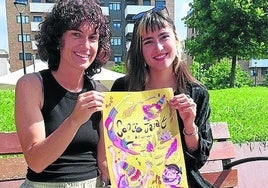 La edil y la autora con el cartel.