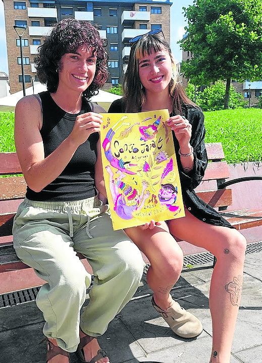 La edil y la autora con el cartel.