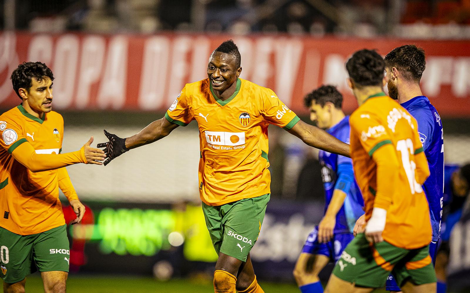 Sadiq celebra uno de sus seis goles con el Valencia