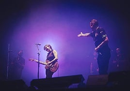Lide Hernando, en el centro de la imagen, durante el concierto en el Palacio de los Deportes de Madrid.