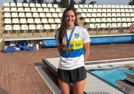 Amaia Cendoya posa con su medalla lograda en el Campeonato de España absoluto.