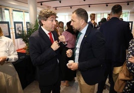 Eneko Andueza charla con Denis Itxaso en DV Gunea