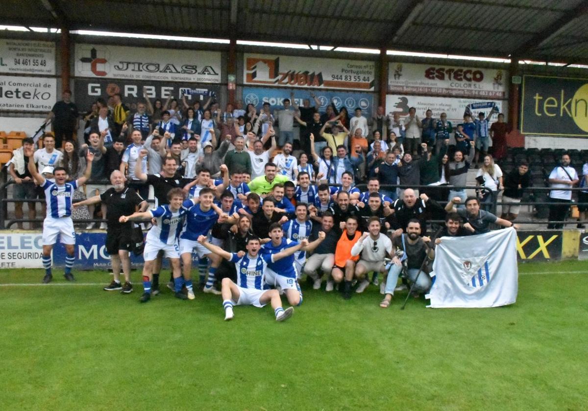 Los jugadores celebran con la afición el pase a la final en Portugalete.