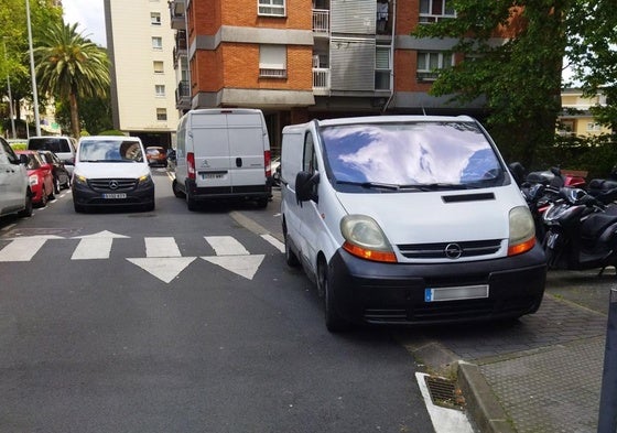 Escribe Maite: «Esta imagen es habitual a diario entre los números 8 y 12 del paseo Julio Urkijo de Bidebieta. Furgonetas de reparto, de todo tipo y tamaño, se suben a la zona reservada a los peatones y nos resulta imposible circular por ella. Si además por la carretera circula otro vehículo, ¿qué hacemos? Solicito a Movilidad que controle la zona o ponga bolardos».